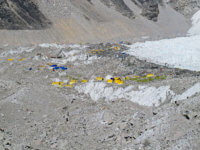 Základní tábor pod Everestem. Je vysoko asi 5300 m n.m. To se nám později hodilo. Je to výška prvního výškového tábora na Annapurně.