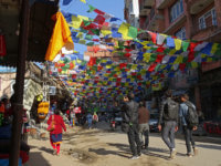 Kathmandu a budhistické vlaječky všude možně. Krásné to město.